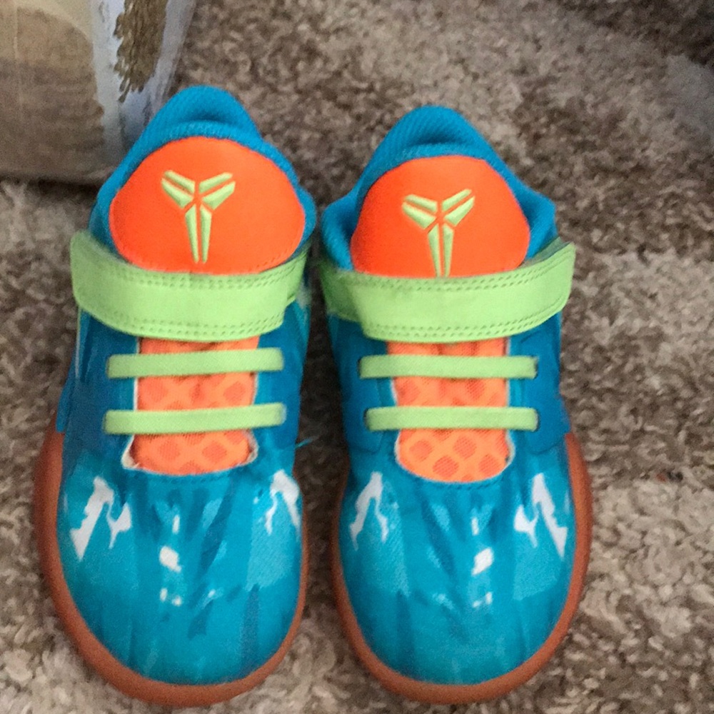Like new worn maybe 3 times Nike size 10 toddler